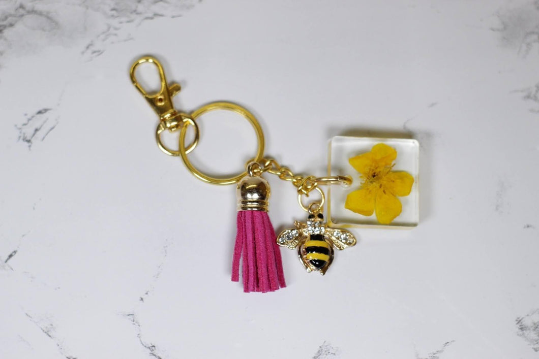 Bee charm and flower keychain - Bili's Bougie Boutique