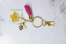 Load image into Gallery viewer, Bee charm and flower keychain - Bili&#39;s Bougie Boutique
