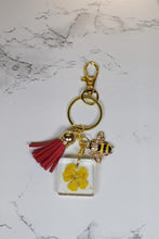 Load image into Gallery viewer, Bee charm and flower keychain - Bili&#39;s Bougie Boutique
