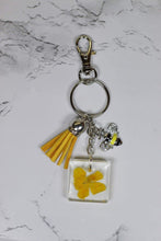 Load image into Gallery viewer, Bee charm and flower keychain - Bili&#39;s Bougie Boutique
