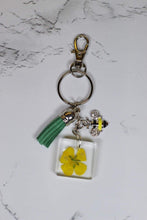 Load image into Gallery viewer, Bee charm and flower keychain - Bili&#39;s Bougie Boutique
