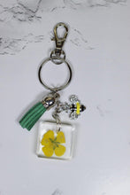 Load image into Gallery viewer, Bee charm and flower keychain - Bili&#39;s Bougie Boutique
