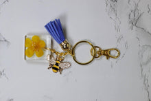 Load image into Gallery viewer, Bee charm and flower keychain - Bili&#39;s Bougie Boutique
