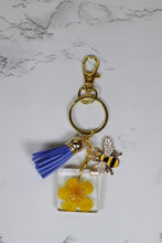 Load image into Gallery viewer, Bee charm and flower keychain - Bili&#39;s Bougie Boutique
