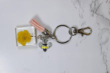 Load image into Gallery viewer, Bee charm and flower keychain - Bili&#39;s Bougie Boutique
