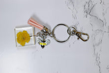 Load image into Gallery viewer, Bee charm and flower keychain - Bili&#39;s Bougie Boutique
