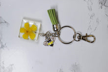 Load image into Gallery viewer, Bee charm and flower keychain - Bili&#39;s Bougie Boutique
