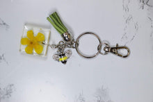 Load image into Gallery viewer, Bee charm and flower keychain - Bili&#39;s Bougie Boutique
