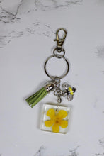 Load image into Gallery viewer, Bee charm and flower keychain - Bili&#39;s Bougie Boutique
