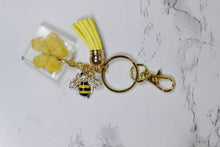 Load image into Gallery viewer, Bee charm and flower keychain - Bili&#39;s Bougie Boutique
