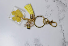 Load image into Gallery viewer, Bee charm and flower keychain - Bili&#39;s Bougie Boutique
