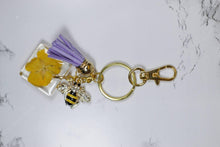 Load image into Gallery viewer, Bee charm and flower keychain - Bili&#39;s Bougie Boutique
