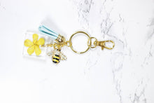 Load image into Gallery viewer, Bee charm and flower keychain - Bili&#39;s Bougie Boutique
