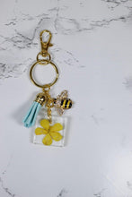 Load image into Gallery viewer, Bee charm and flower keychain - Bili&#39;s Bougie Boutique
